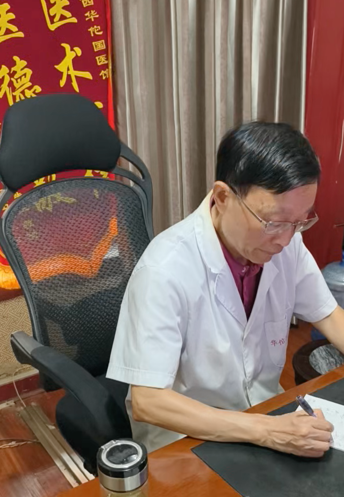 徐医生工作照片